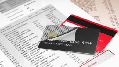 cartes de credit sur du papier avec la liste des transactions effectuées