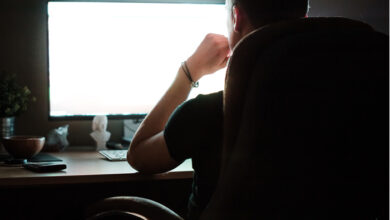 homme devant son ordinateur cherchant comment créer un site Web gratuitement