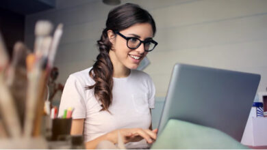 femme devant son ordinateur pour créer son business en ligne