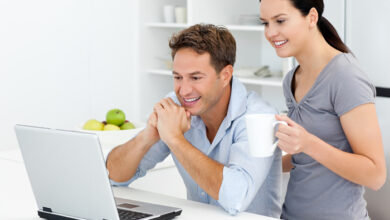 homme et femme heureux devant l'écran de l'ordinateur