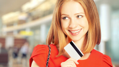 femme heureuse avec carte de credit dans la main
