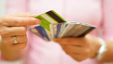 main comptant beaucoup de cartes de crédit