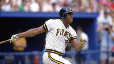 PITTSBURGH - 1990: Bobby Bonilla # 25 des Pirates de Pittsburgh regarde le vol de la balle alors qu'il poursuit son swing lors d'un match de la saison MLB 1990 au Three Rivers Stadium de Pittsburgh, Pennsylvanie.