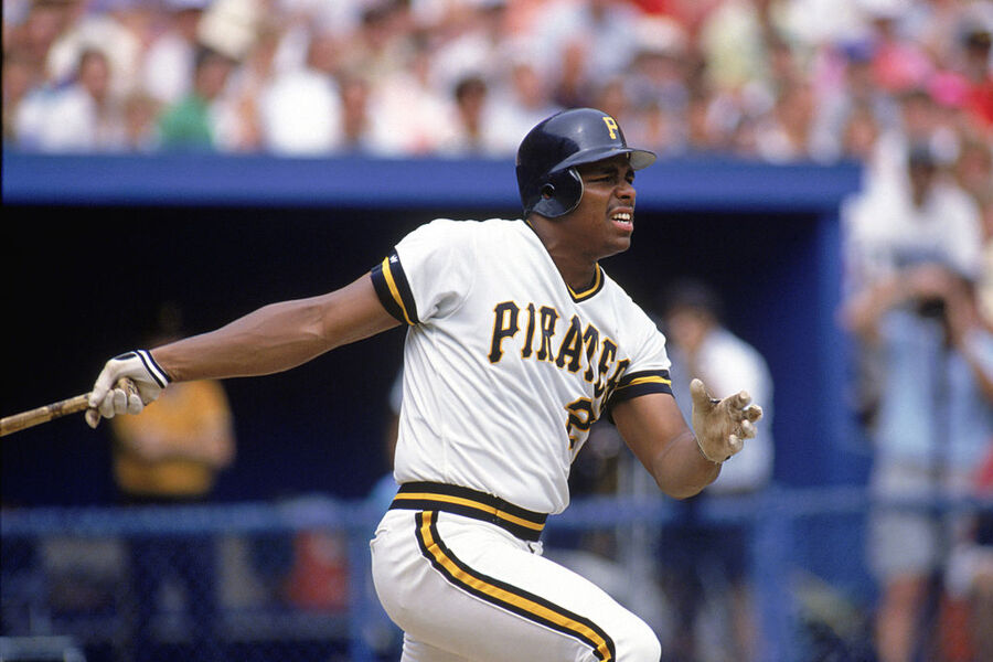 PITTSBURGH - 1990: Bobby Bonilla # 25 des Pirates de Pittsburgh regarde le vol de la balle alors qu'il poursuit son swing lors d'un match de la saison MLB 1990 au Three Rivers Stadium de Pittsburgh, Pennsylvanie. 
